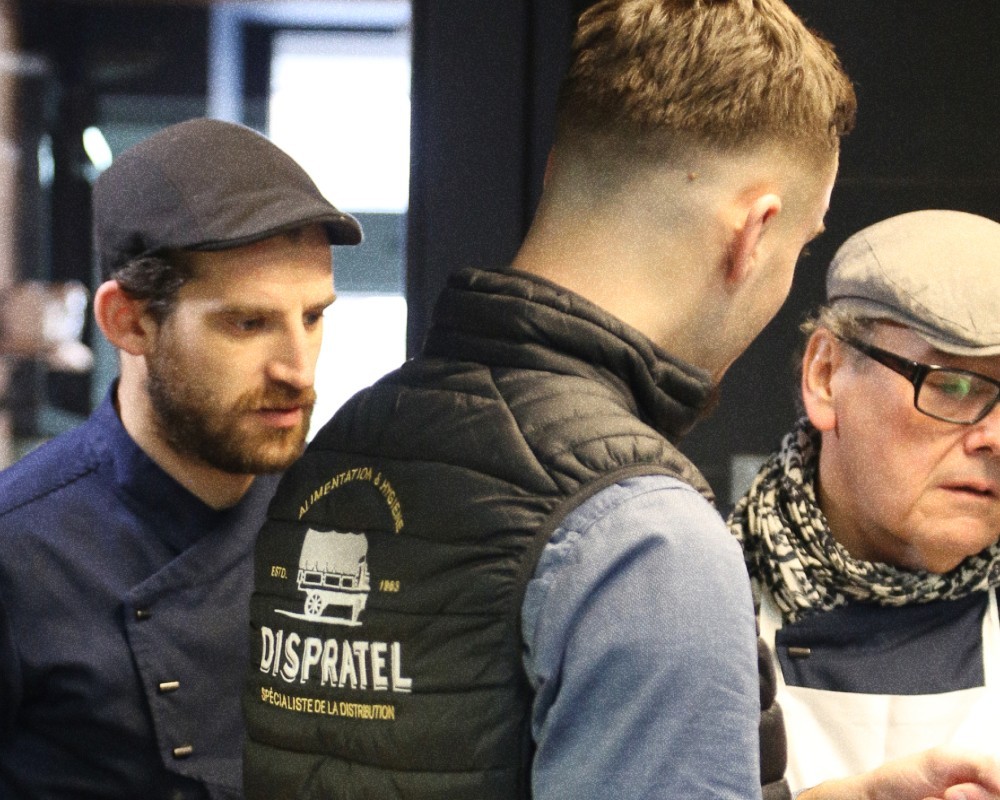 Employés dispratel discutant