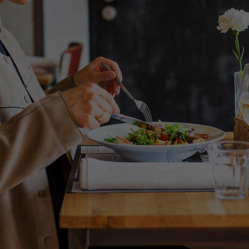 Client mangeant une salade